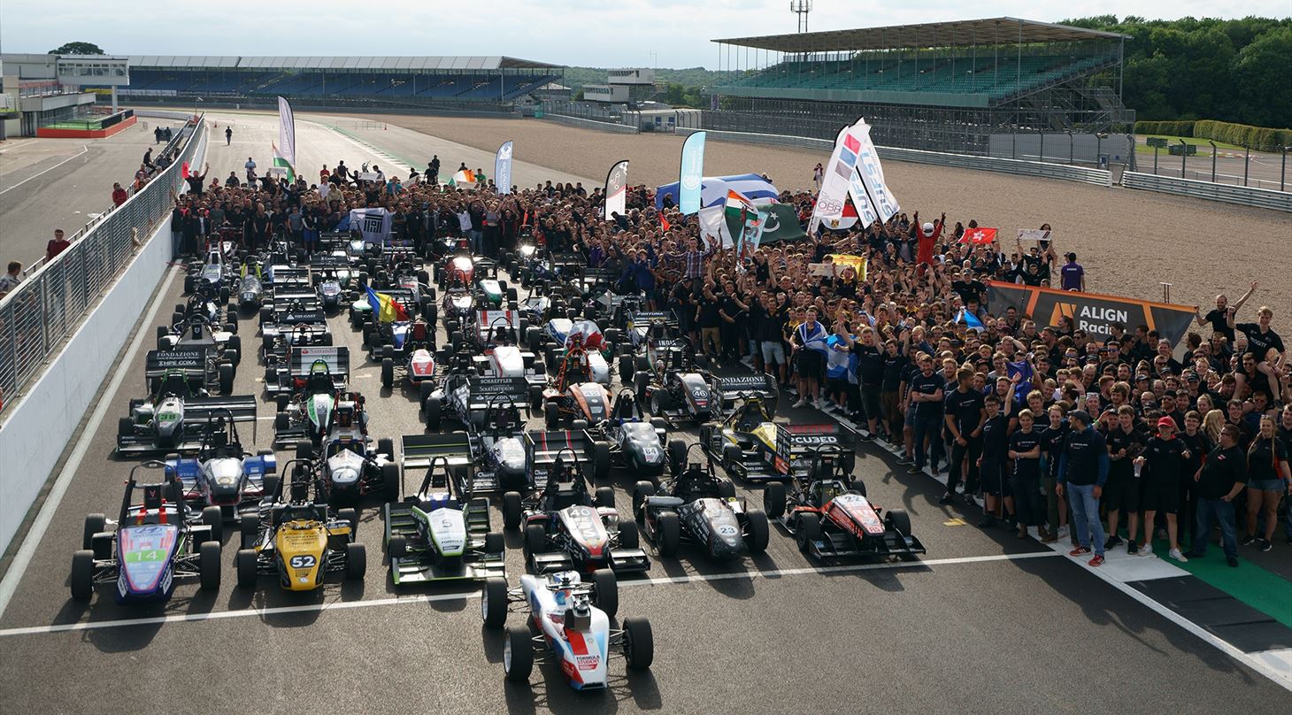 Racerbiler på Silverstone